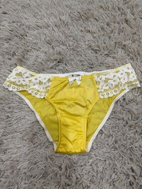 NWT VTG Victoria’s Secret Dream Angels Yellow Satin Lace Bikini SMALL
